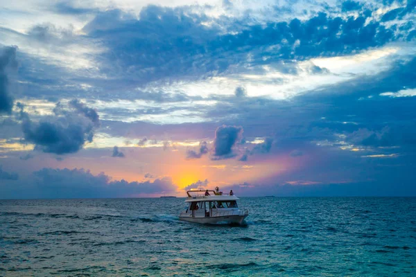 Beau coucher de soleil au-dessus de la mer — Photo