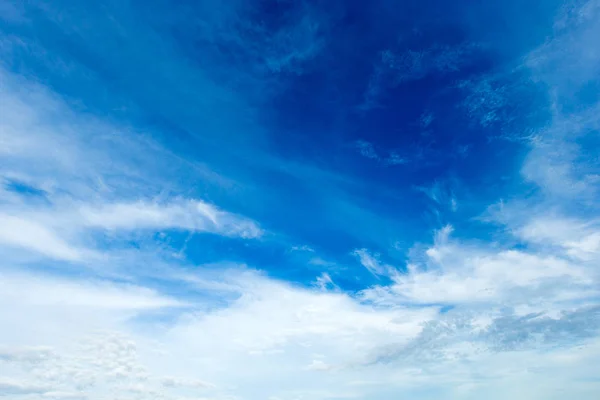 Fundal albastru cer cu nori — Fotografie, imagine de stoc