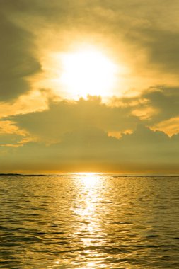  tropikal plaj ve deniz günbatımı üzerinde