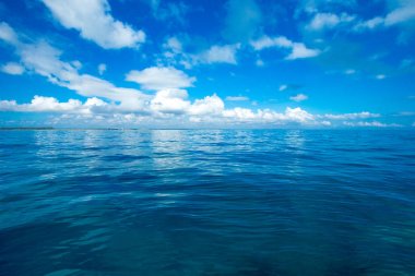 Sakin deniz üzerinde bulutlar