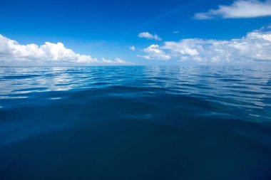 Sakin deniz üzerinde bulutlar