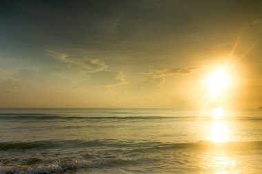 Denizin üzerinde güzel gün batımı
