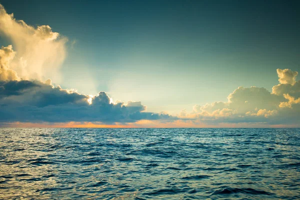 Wolken boven de kalme zee — Stockfoto