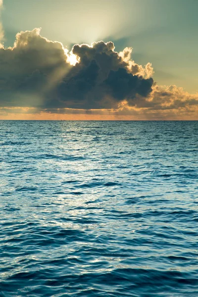 Wolken boven de kalme zee — Stockfoto