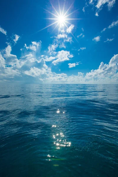 Wolken boven de kalme zee — Stockfoto