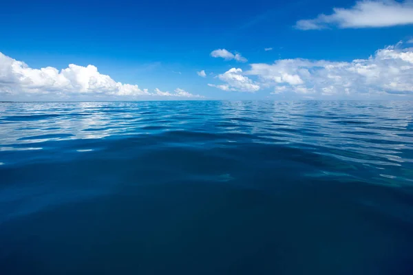 Nubes sobre el mar tranquilo — Foto de Stock