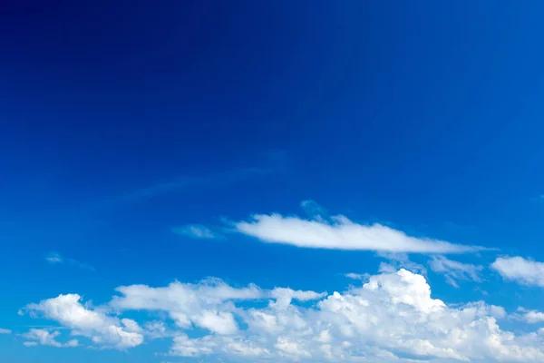 Céu azul com nuvens brancas — Fotografia de Stock