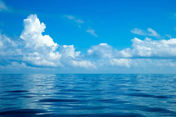 잔잔한 바다 위에 구름 — 스톡 사진