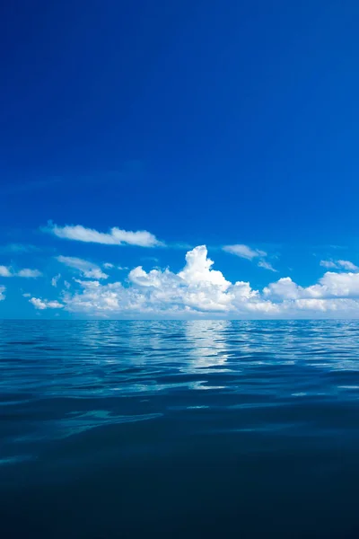 Тучи над спокойным морем — стоковое фото