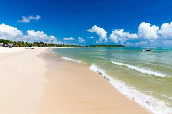 Strand und tropisches Meer — Stockfoto