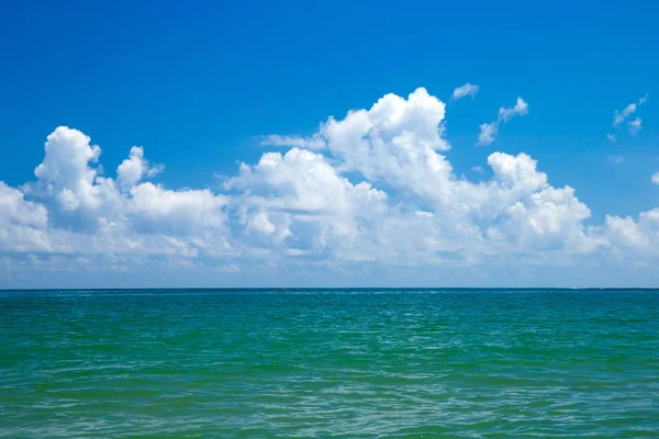 Moln över lugna havet — Stockfoto
