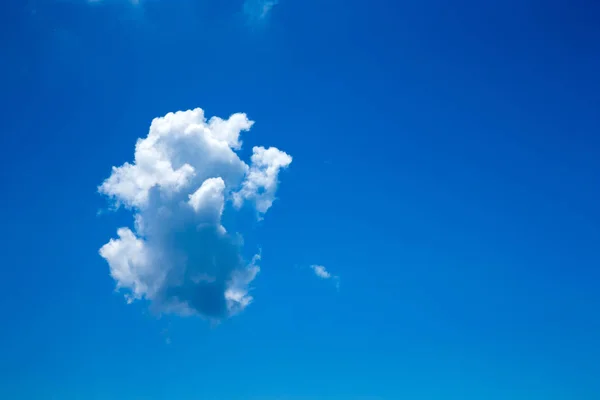 Cielo azul con nubes blancas — Foto de Stock