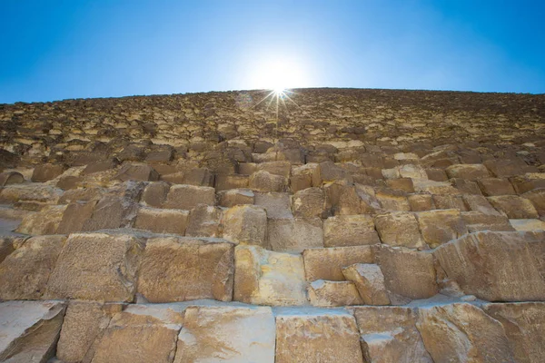 Pyramid with beautiful sky — Stock Photo, Image