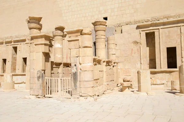 Tempel van Hatsjepsoet in de buurt van Luxor — Stockfoto