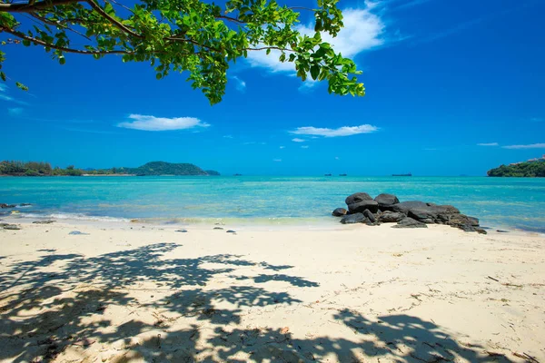 Tropikalnej plaży w sri lanka — Zdjęcie stockowe