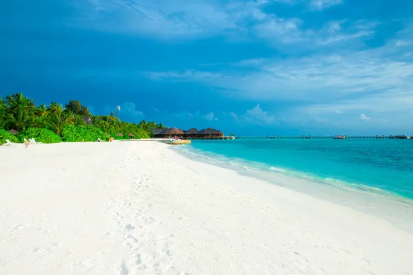 Мальдіви острови з пляжем — стокове фото