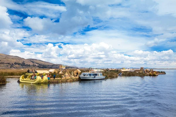 Тотора село на озері Тітікака — стокове фото
