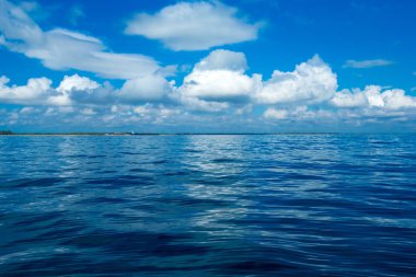 Sakin deniz üzerinde bulutlar