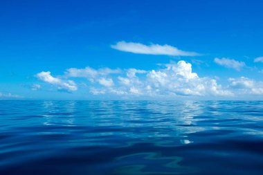 Sakin deniz üzerinde bulutlar
