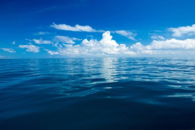 Sakin deniz üzerinde bulutlar