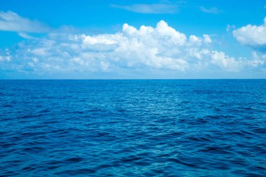 Sakin deniz üzerinde bulutlar