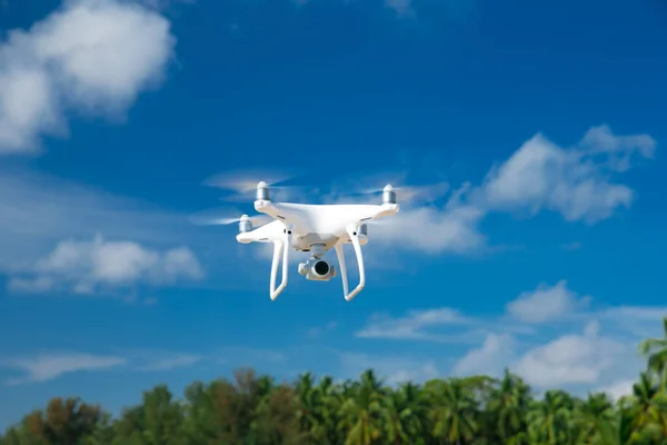 Drone volando en el cielo azul — Foto de Stock