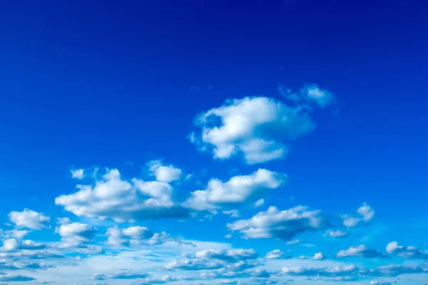 Cielo azul con nubes — Foto de Stock