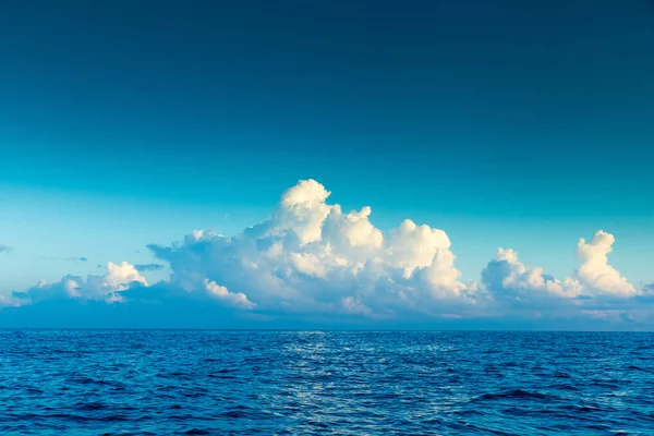 Nuvens sobre mar calmo — Fotografia de Stock