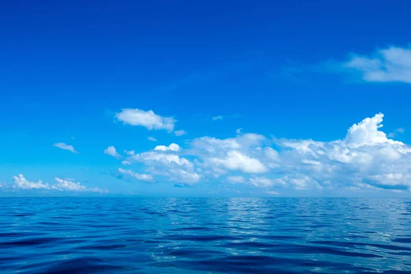 Nubes sobre el mar tranquilo — Foto de Stock