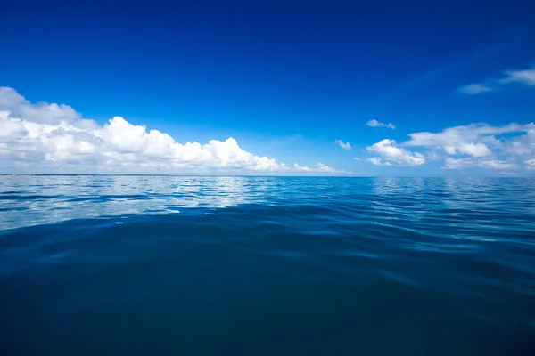 Тучи над спокойным морем — стоковое фото