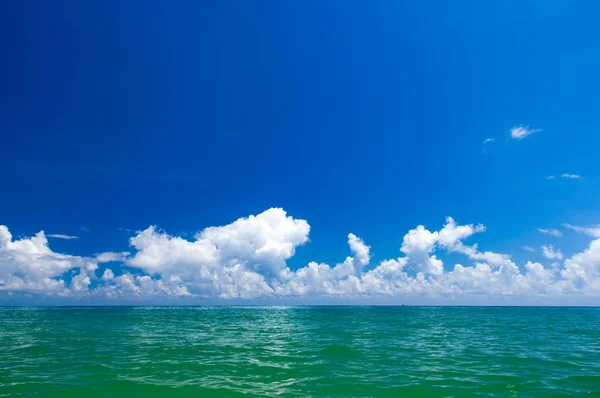 Felhők felett nyugodt tenger — Stock Fotó