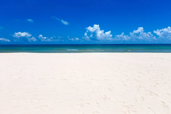 Praia e mar tropical — Fotografia de Stock