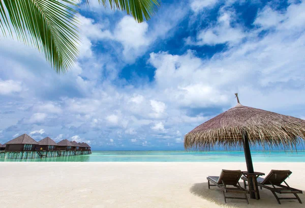 Мальдивский остров с пляжем — стоковое фото