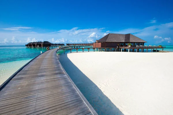 Maldiverna ö med strand — Stockfoto