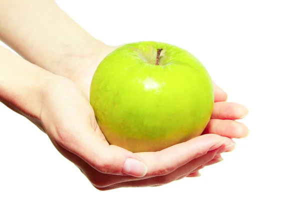 Mãos segurando maçã verde — Fotografia de Stock
