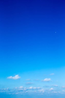 Bulutlu mavi gökyüzü