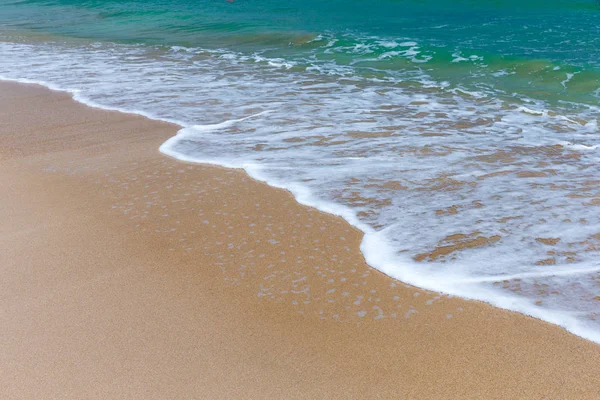 रेत समुद्र तट पर उष्णकटिबंधीय सागर — स्टॉक फ़ोटो, इमेज