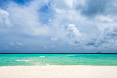 Gökyüzü ve mavi okyanus