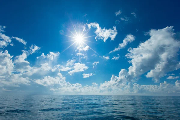Σύννεφα στον καταγάλανο ουρανό πάνω από την ήρεμη θάλασσα — Φωτογραφία Αρχείου