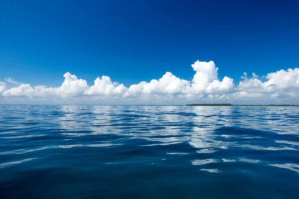 Moln på blå himmel över lugna havet — Stockfoto
