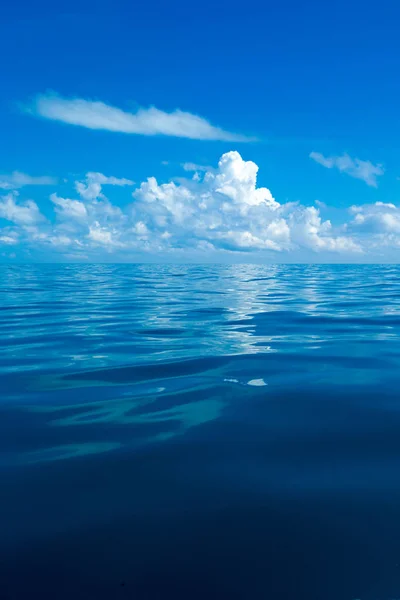 穏やかな海に青い空の雲 — ストック写真