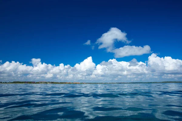 Nubes en el cielo azul sobre el mar tranquilo — Foto de Stock