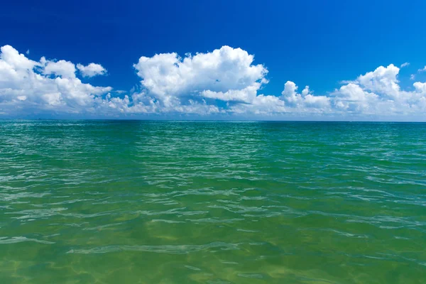 Clouds on blue sky over calm sea — Stock Photo, Image