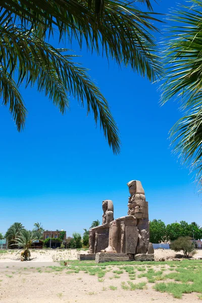 Colosos de Memnon - dos estatuas de piedra — Foto de Stock