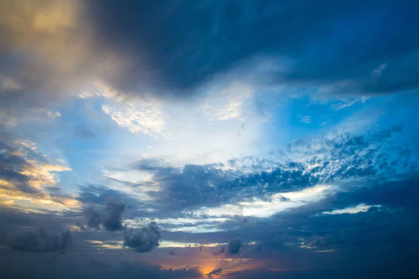 Pôr do sol com raios solares — Fotografia de Stock