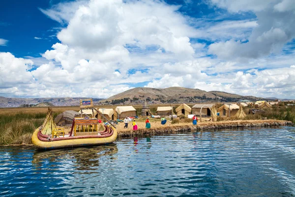 Totora village on Titicaca lake — Stock Photo, Image