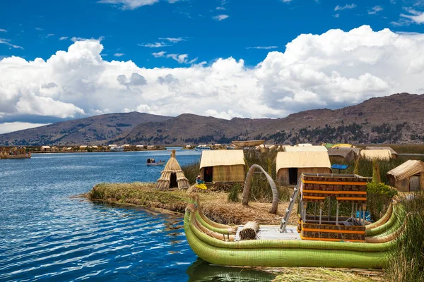 Bateau Totora sur le lac Titicaca — Photo