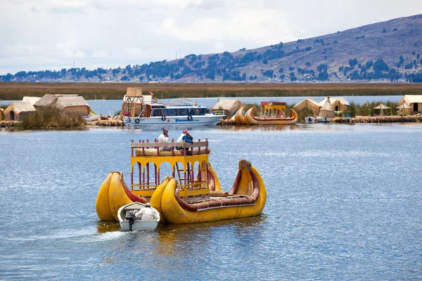 Totora barca sul lago Titicaca — Foto Stock