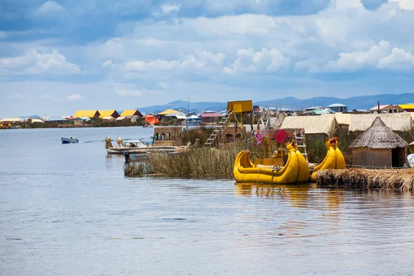 Totora boat on Titicaca lake — Stock Photo, Image