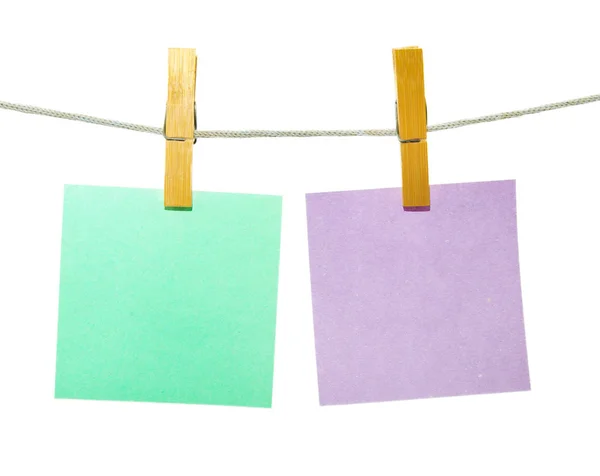 Цветные бумаги, висящие на веревке — стоковое фото